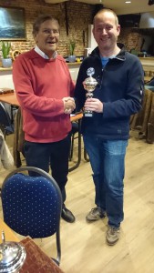 Bert (r) receives the trophy from Jan Kollenbach (l)(foto : M)